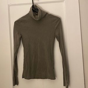 XS OLIVE GREEN TURTLE NECK WILD FABLE